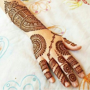 Stylish Mehndi on back hand for Ramadan