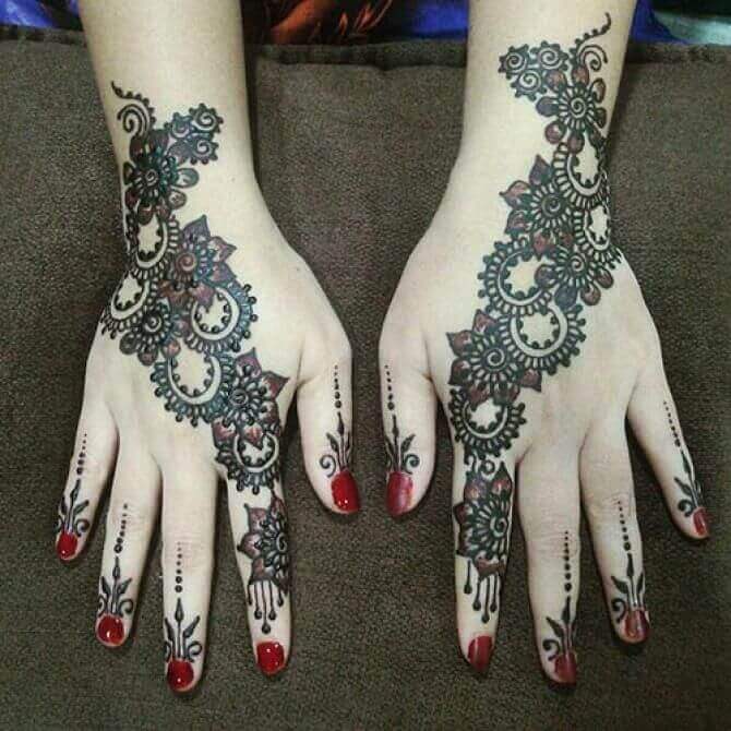 Minimal colored mehndi design
