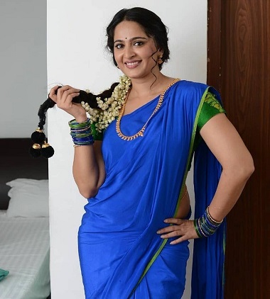 anushka shetty in Plain Blue Saree