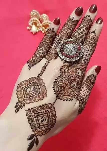 jewellery patterns on the hands and feet
