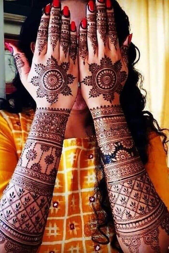 Round Designed mehndi for back hands