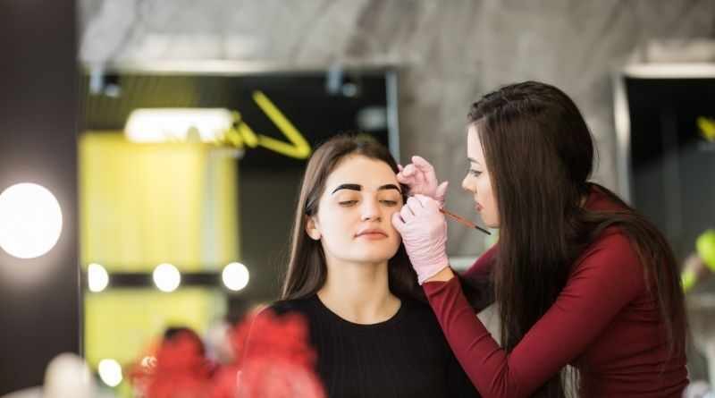Things to Consider Before Enrolling for a Makeup Course