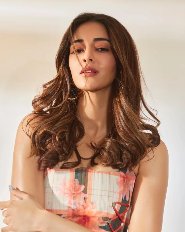 chic look in floral knotted crop top